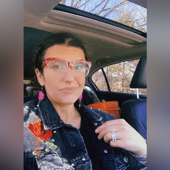 Meet your Posher, Patricia 💛 - Picture 12 of 13